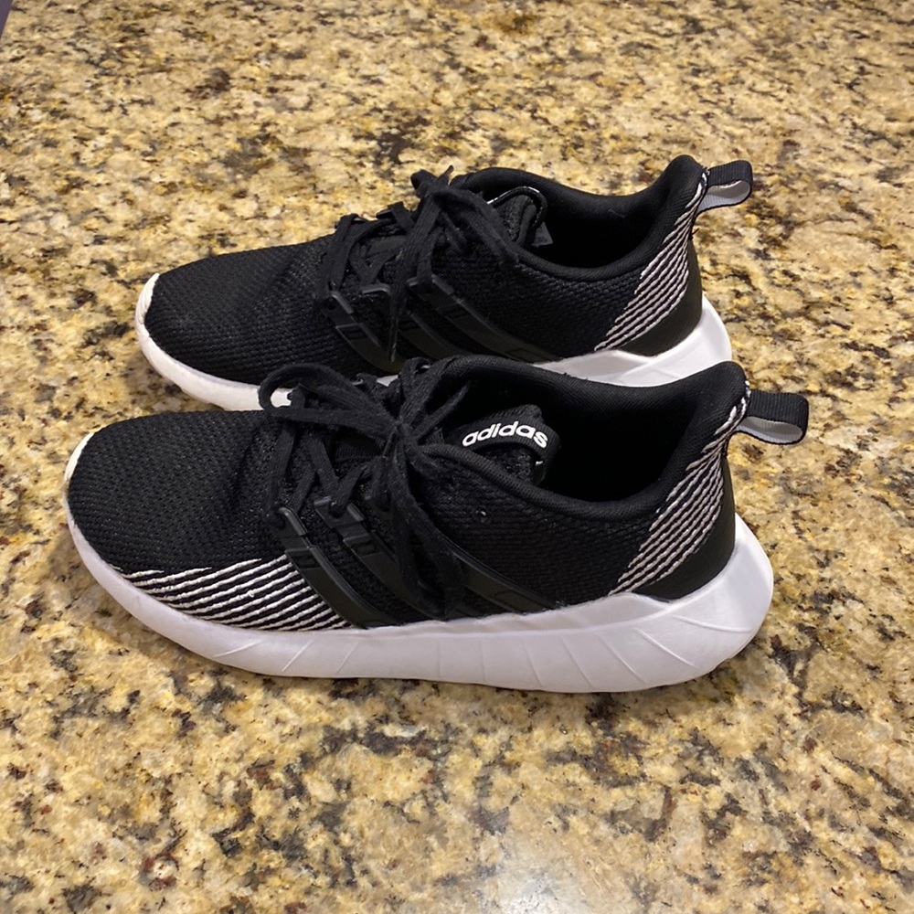 Adidas tennis shoes. Men’s 7.5